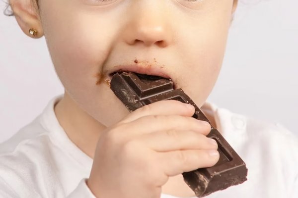 Una nena se desvaneció después de comer un chocolate que le regalaron en un supermercado