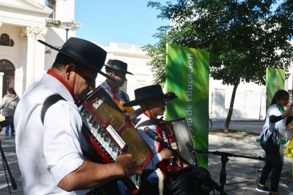 Muestra de arte escolar para festejar el mes de Corrientes