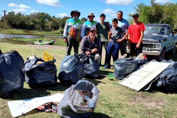 Remeros curuzucuateños limpiaron un tramo del río Mocoretá