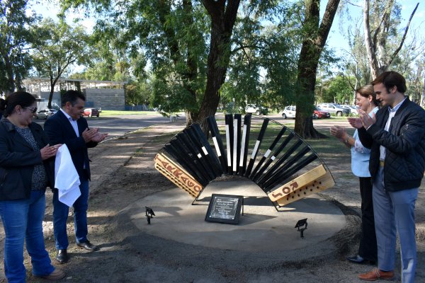 Con nueva escultura se homenajeó a Tarrago Ros en su ciudad natal