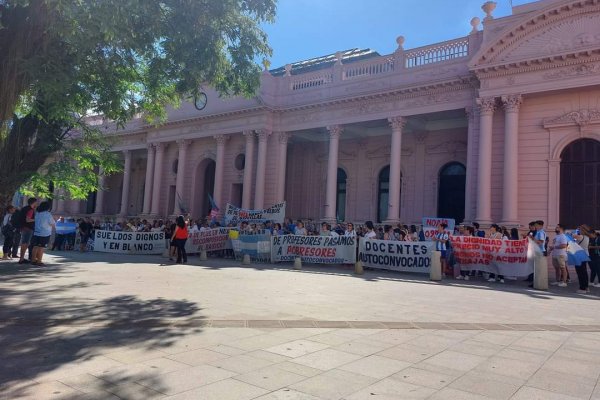 El conflicto docente moviliza al Gobierno provincial: reunión del gobernador con los ministros de Hacienda y Educación