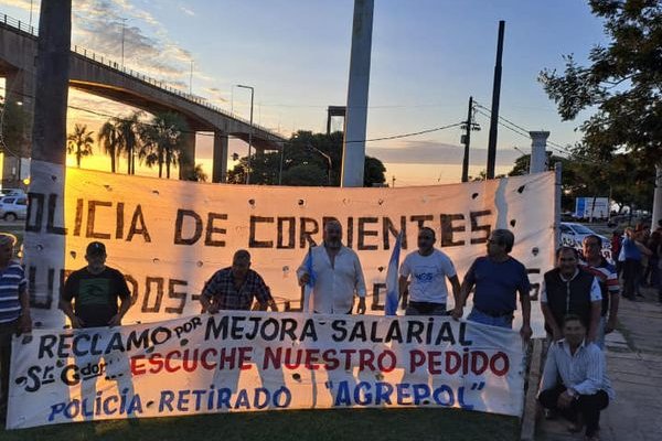 Corrientes y la protesta salarial: policías provinciales también quieren ser recibidos por el gobernador