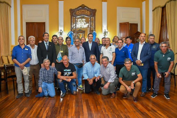 El Gobernador Valdés recibió a los excombatientes que visitaron las Islas