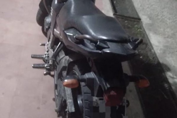 La Policía secuestró una motocicleta que se hallaba abandonada en la vía publica