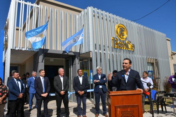 Valdés inauguró una sucursal del Banco de Corrientes y un Centro de Excombatientes de Malvinas