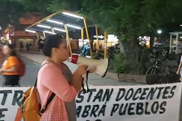 La protesta docente: autoconvocados dieron una clase pública en la Peatonal Junín y repudiaron la represión policial en Saladas