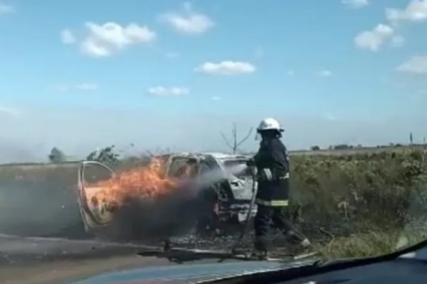 Un auto se prendió fuego por una falla mecánica sobre ruta 12
