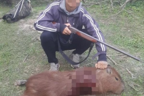 Corrientes: indignación por la foto de un joven tras cazar un ejemplar de carpincho