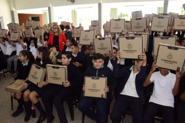 Entrega de netbooks a estudiantes de Itatí y San Cosme