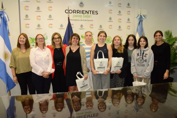 Delegación de estudiantes francesas visitó el Ministerio de Educación de la provincia