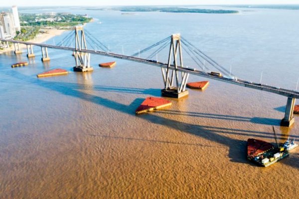 Reparan las defensas del puente Manuel Belgrano