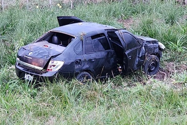 Volcaron al esquivar una moto que circulaba sin luz cerca de Monte Caseros