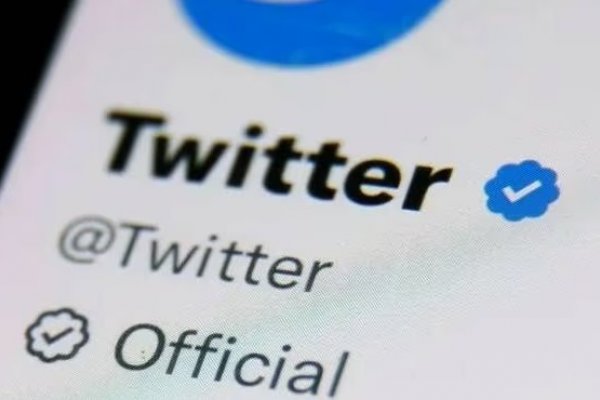 Twitter restablece insignia azul para algunos medios y famosos