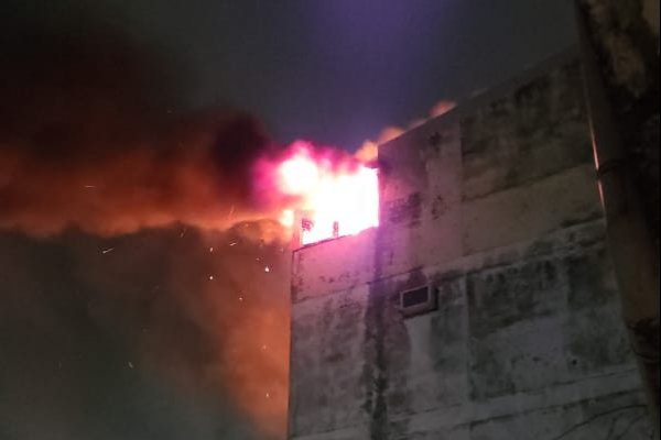 Impresionante incendio en un edifico en pleno centro de la ciudad