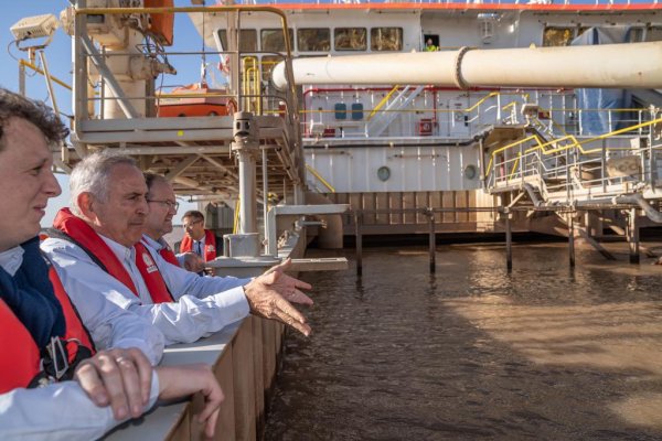 Significativa visita y apoyo de los embajadores de Estados Unidos y Belgica a una draga en Corrientes