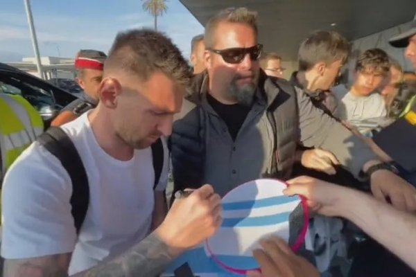 El curioso gesto de Lionel Messi antes de volver a París: solo firmó camisetas de la Selección Argentina