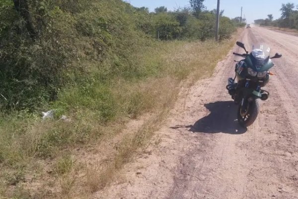 Motociclista arrojó dos kilos de marihuana y huyó de un control en Paso de la Patria