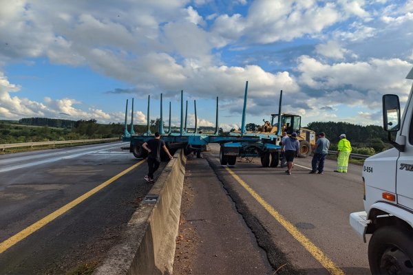 Corrientes: un camión chocó contra el muro divisor y su acoplado quedó atravesado en ambas manos