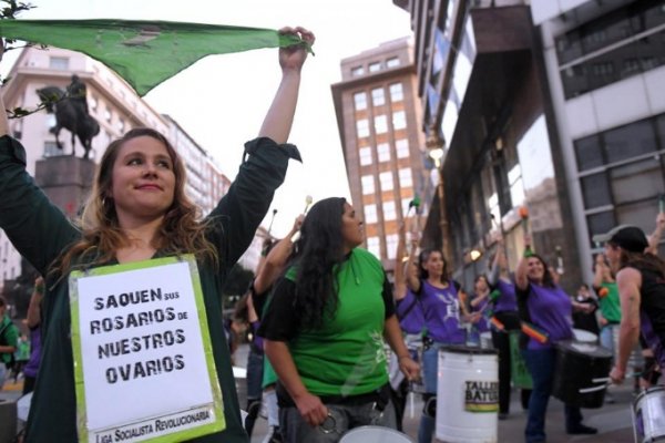 Pañuelazo frente a la Legislatura contra la implementación del 0800Vida de Cynthia Hotton