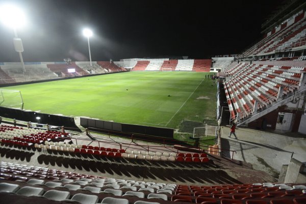 El partido entre Unión y Lanús, suspendido por el desprendimiento de una canaleta