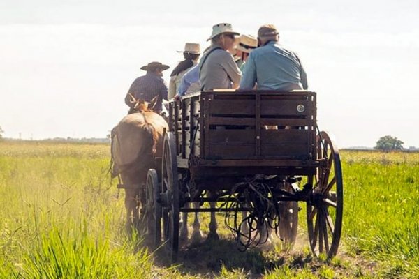 Turismo en Iberá: Por la sequía sustituyen la canoa por el carro