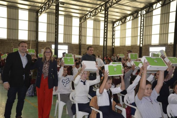 Entregaron notebooks en escuelas de Colonia Carolina y Goya