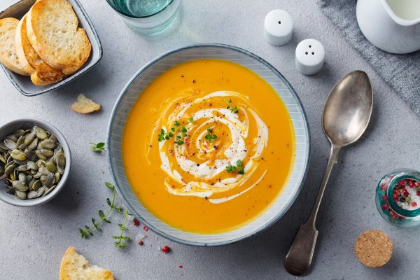 Recetas de otoño: sopa crema de calabazas y versión clásica con verdura y huevo