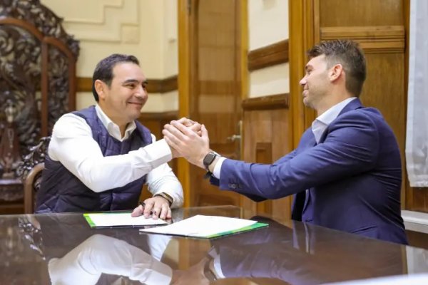 Valdés firmó un convenio con el intendente de Mocoretá