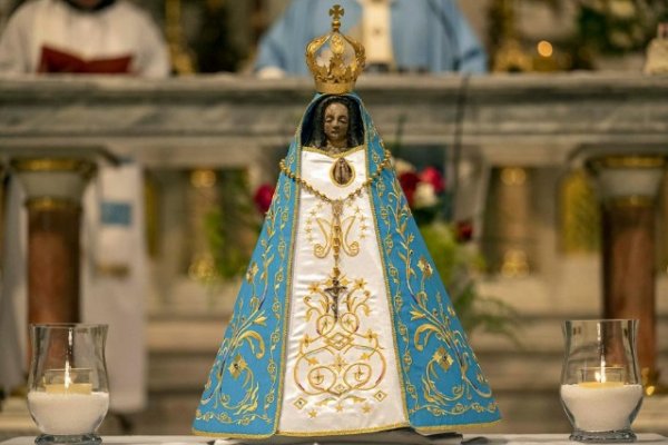 La Virgen de Luján luce las tres estrellas mundialistas en su nuevo manto