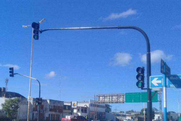 Se desprendió un semáforo de una avenida en Corrientes