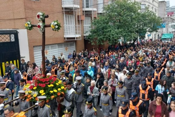 Multitudinaria procesión por el Día de la Cruz de los Milagros en Corrientes