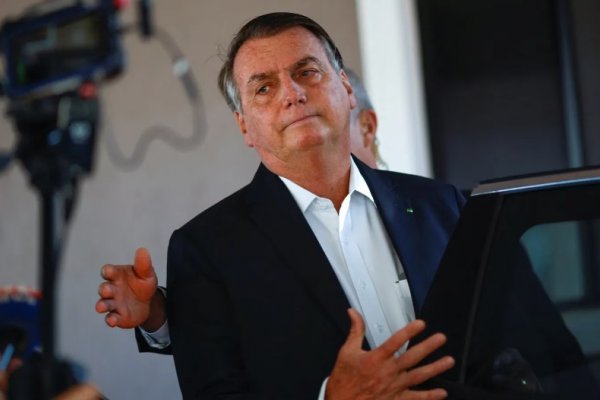Allanaron la casa de Bolsonaro: investigan si falsificó su certificado de vacunación contra el COVID