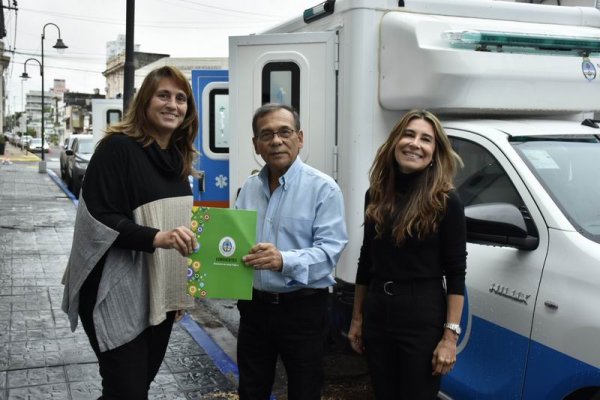 Salud Pública hizo entrega de ambulancias a Mercedes e isla Apipé