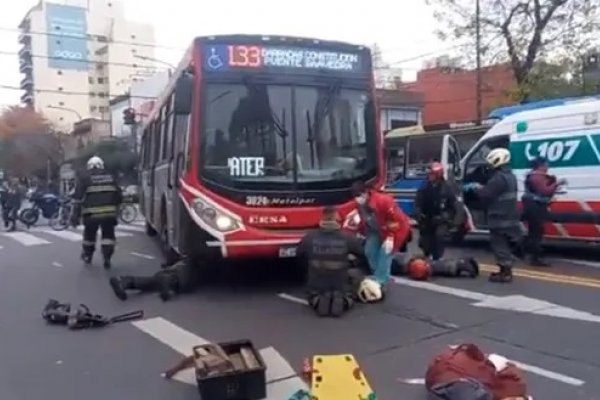 Una mujer fue atropellada y quedó atrapada debajo de un colectivo