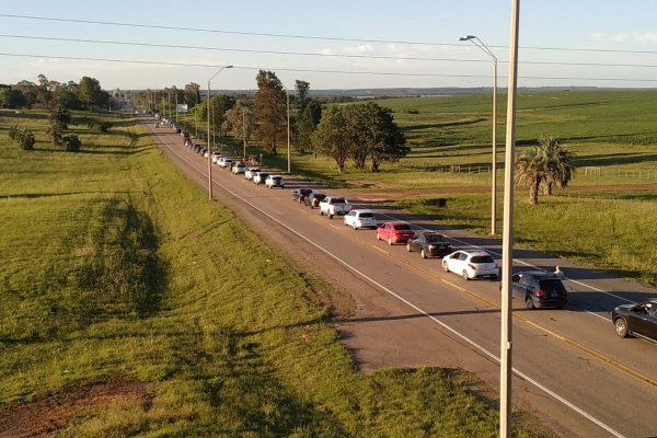 Larga fila en el puente San Martin para cruzar hacia Argentina