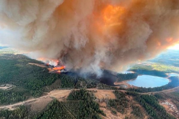 Evacúan a 25.000 personas por incendios forestales en Canadá