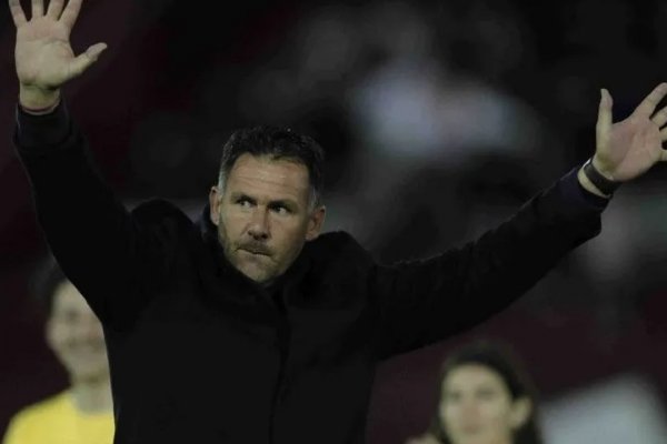 Dabove da un paso al costado y deja de ser entrenador de Huracán