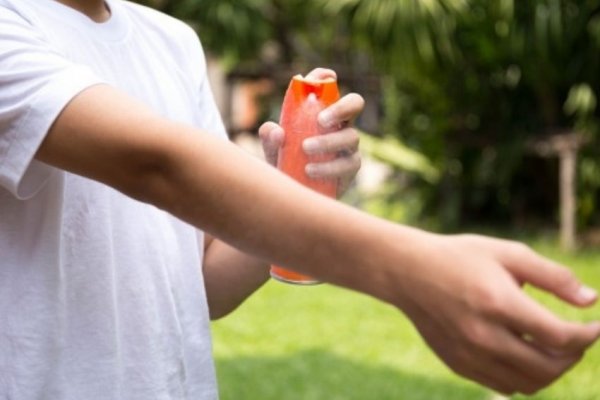 Buscan que repelentes y protectores solares sean gratis en escuelas de todo el país