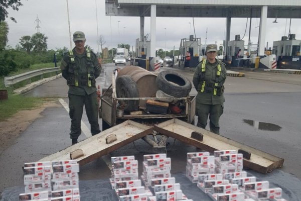Adaptaron un doble fondo en un tráiler para trasladar 1.500 atados de cigarrillos