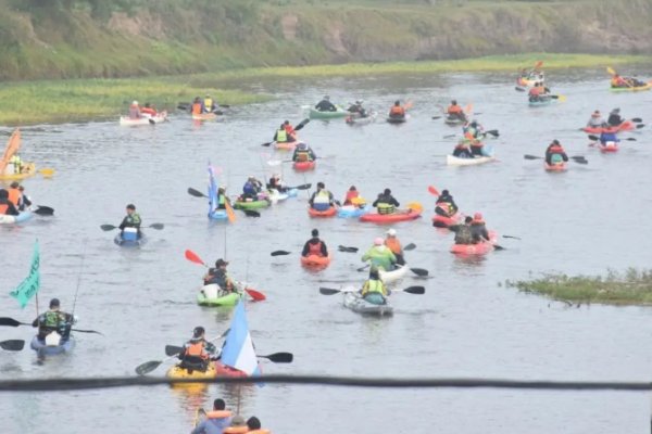 Más de 160 personas participaron de la travesía en kayak por el río Corriente