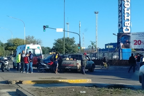 Siniestro vial: Automóvil se cruzo en rojo y chocó con una camioneta
