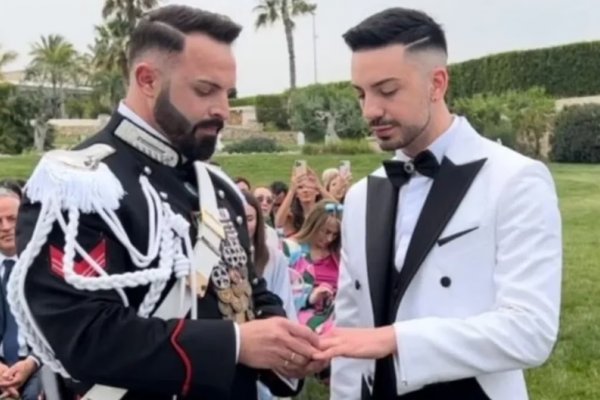 Italia: un militar se casó con su pareja y lució el uniforme oficial
