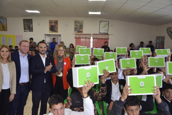 Entregaron netbooks del programa Incluir Futuro a estudiantes de Ituzaingó