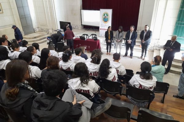 Alumnos del Colegio Nacional iniciaron el curso 