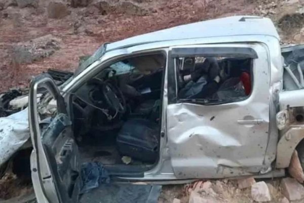 Cuatro muertos y dos heridos al volcar una camioneta en Jujuy