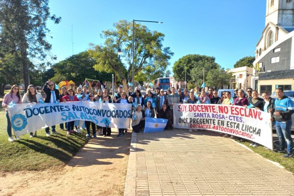 Escándalo en Saladas: otra vez la policía provincial intentó impedir un reclamo de docentes autoconvocados