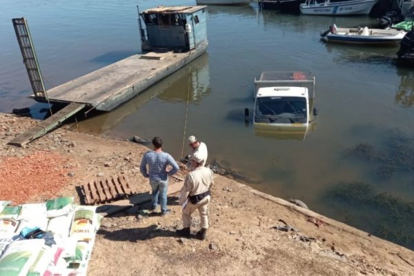 Un camión de carga se hundió en el río Paraná