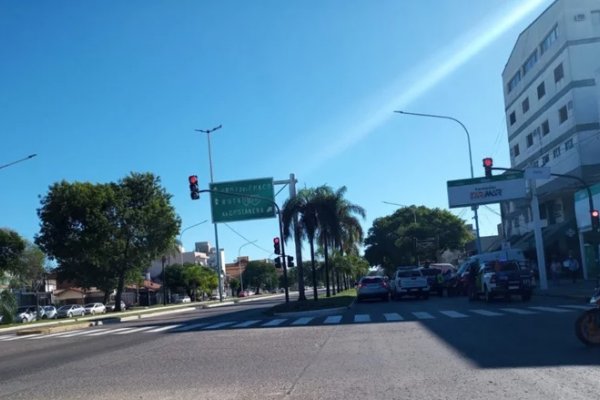 Un hombre se atrincheró en su auto cerca de una clínica de Corrientes