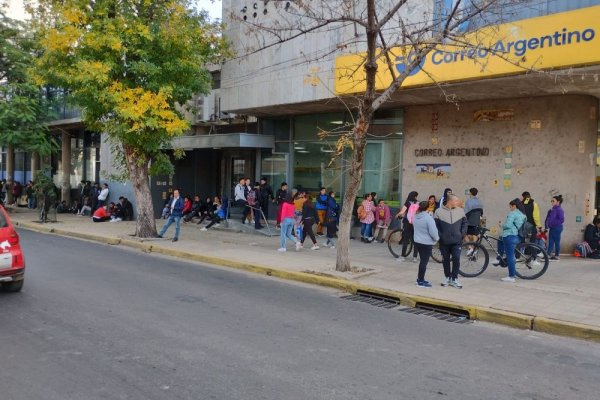 Largas filas en el Correo Argentino por pago de beneficios sociales
