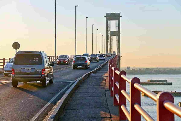 Policías lograron salvar la vida de un joven quien intentó arrojarse del puente General Belgrano